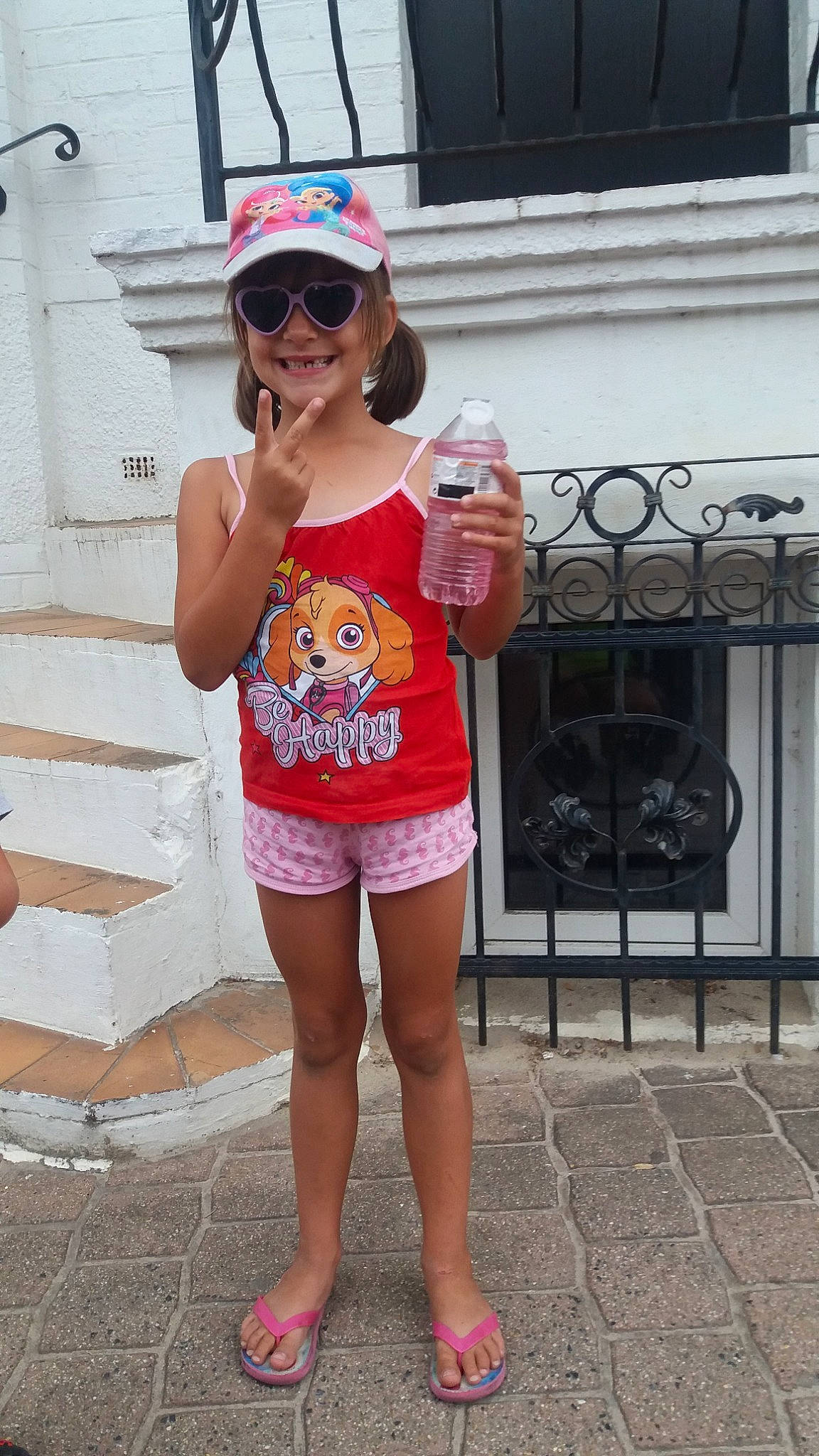 Noémy a rejoint le concours — aidez-le/la à gagner de superbes lots ! abdomen, cool, eyewear, fashion_accessory, fun, girl, glasses, headwear, jeans, joint, joy, leg, muscle, person, pink, product, shoe, shorts, shoulder, summer