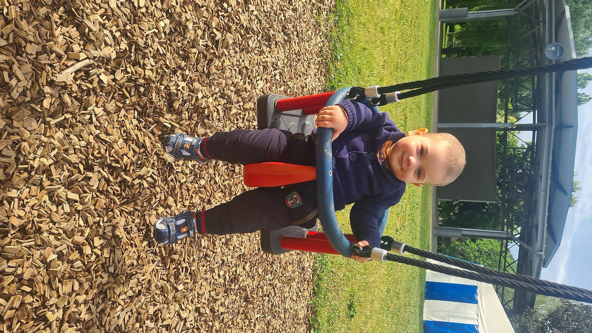 Demir participe au concours pour gagner de l'argent avec cette photo : balance, boot, city, electric_blue, fun, grass, hat, joy, knee, leisure, outdoor_play_equipment, outdoor_shoe, people_in_nature, person, plant, recreation, sneakers, soil, sweatpant, toddler