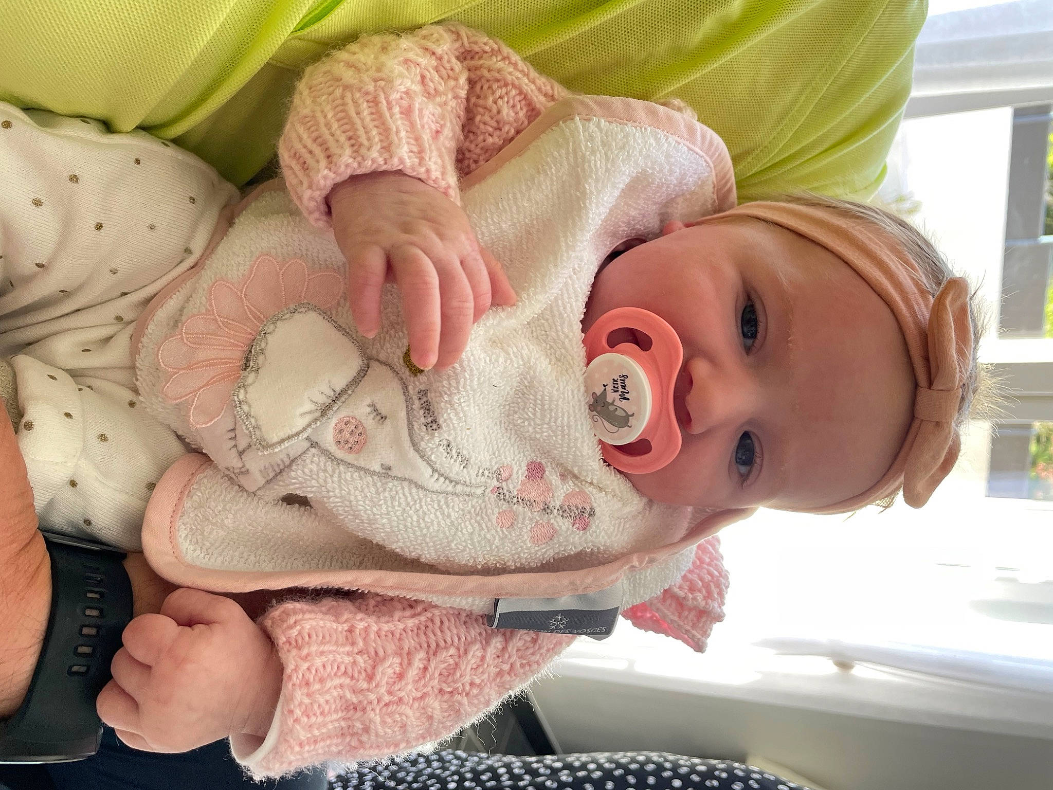 Ashley a rejoint le concours — aidez-le/la à gagner de superbes lots ! baby, baby_safety, baby_sleeping, baby_toddler_clothing, cheek, child, comfort, ear, eye, finger, gesture, headgear, human_body, mouth, nose, person, pink, skin, textile, toddler