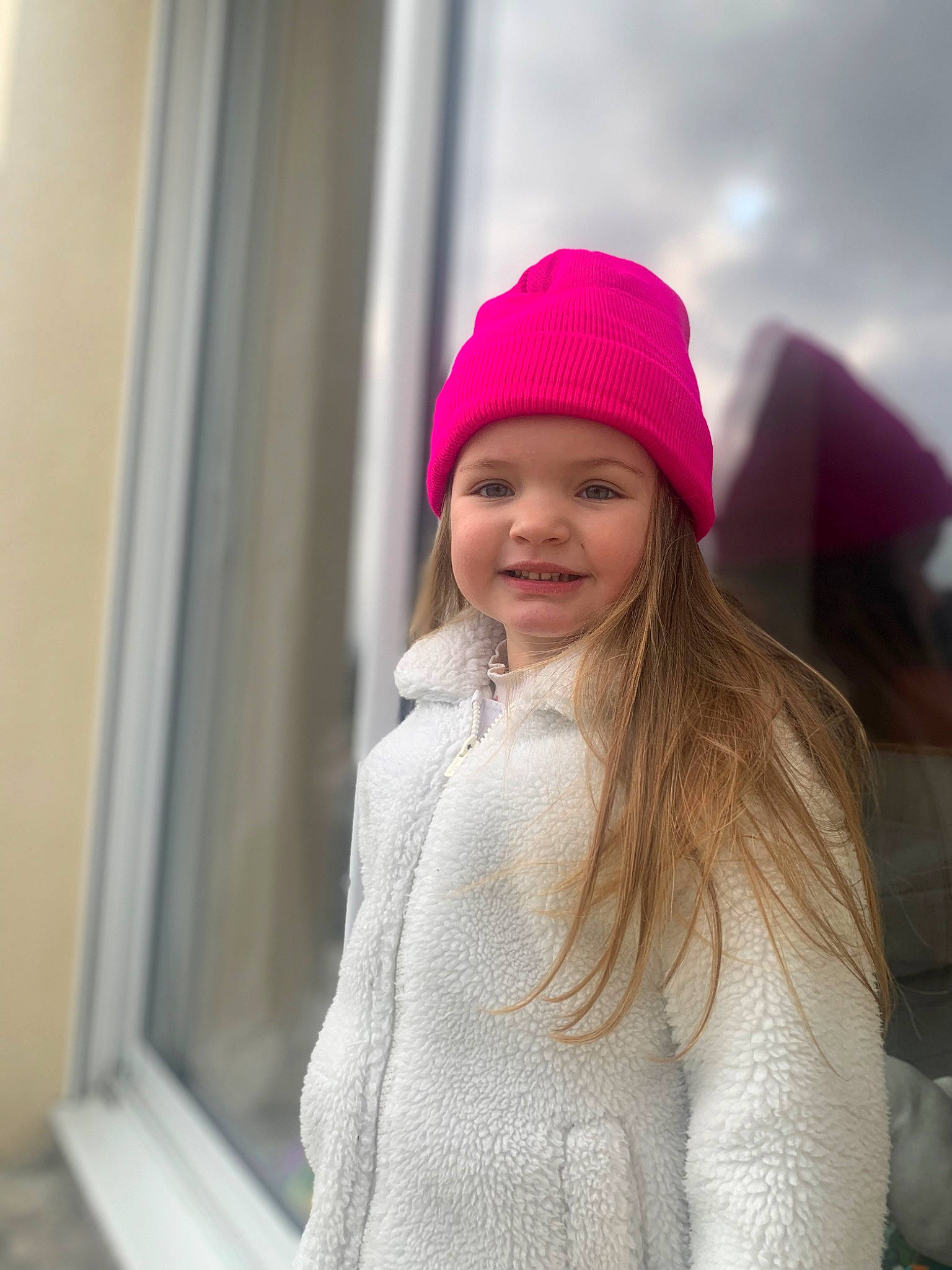 Laïa a rejoint le concours — aidez-le/la à gagner de superbes lots ! beanie, cap, clothing, fashion_accessory, fashion_design, fun, fur, happy, headgear, headwear, joy, knit_cap, lip, magenta, pattern, person, portrait_photography, sleeve, smile, toddler