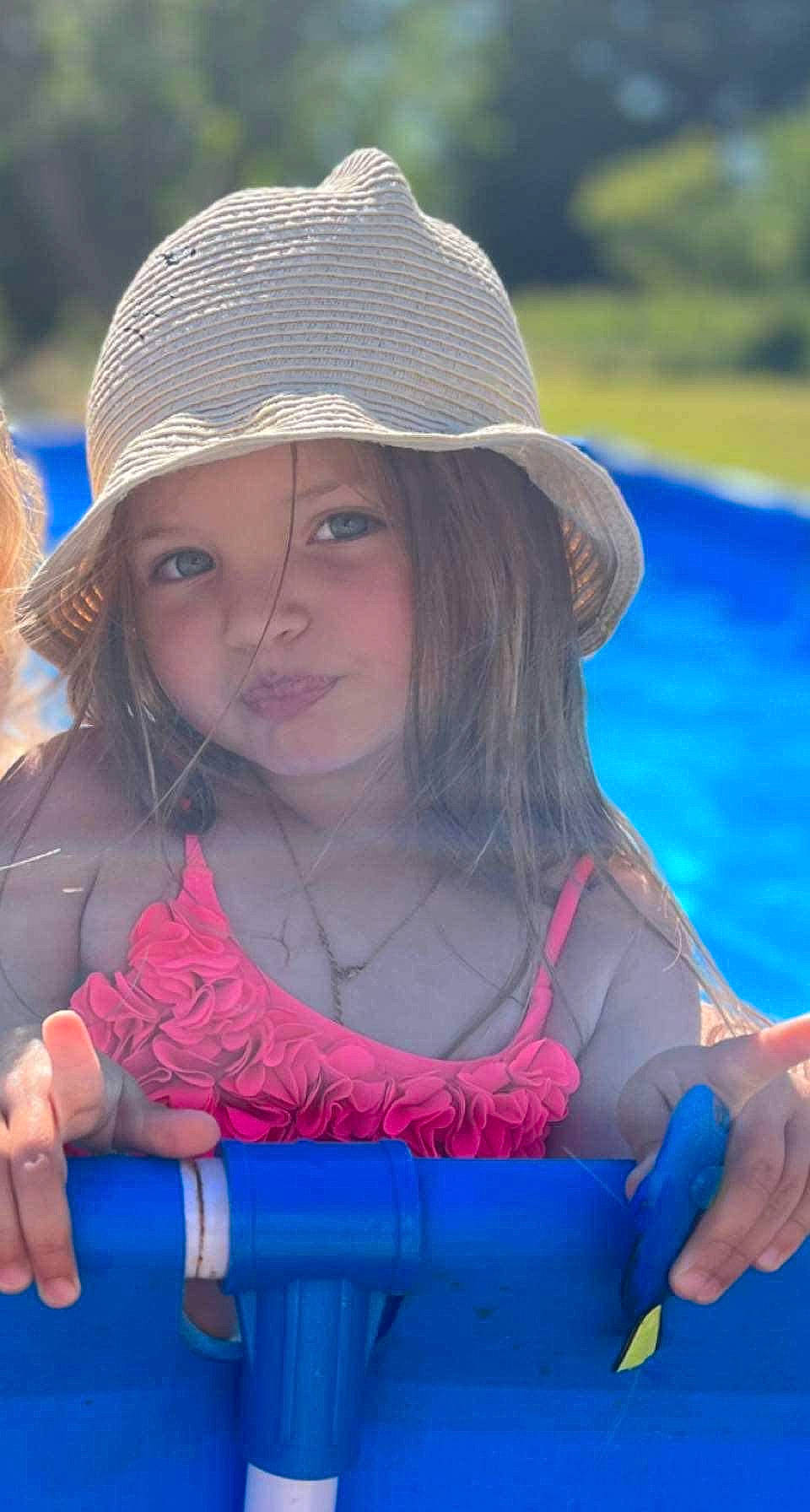 Laïa participe au concours pour gagner de l'argent avec cette photo : beauty, blue, cap, child, electric_blue, fashion_accessory, fun, grass, happy, hat, headwear, leisure, lip, magenta, people_in_nature, person, pink, recreation, sun_hat, swimming_pool