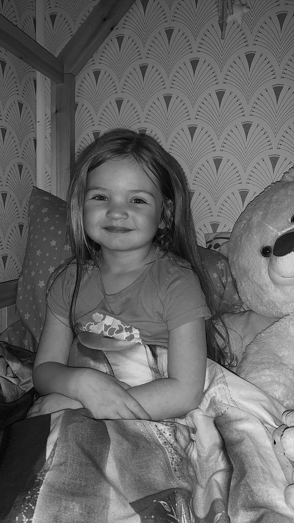 Laïa a rejoint le concours — aidez-le/la à gagner de superbes lots ! arm, black_and_white, cheek, dress, flash_photography, fun, gesture, hairstyle, hand, happy, iris, joy, monochrome, monochrome_photography, mouth, nose, person, photograph, smile, standing