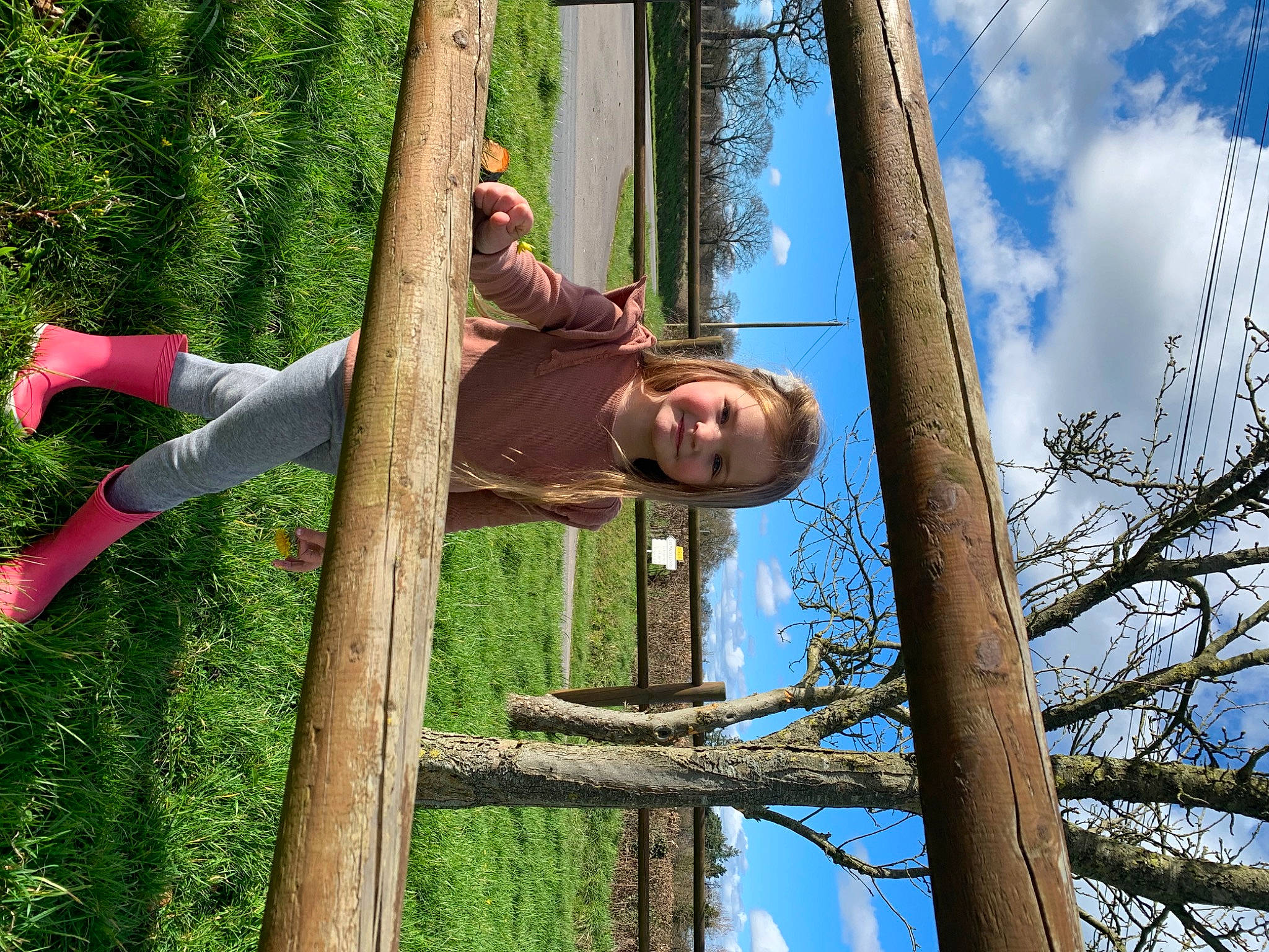 Laïa participe au concours pour gagner de l'argent avec cette photo : balance, branch, cloud, elbow, fun, grass, happy, joy, leisure, nature, outdoor_play_equipment, people_in_nature, person, plant, playground, recreation, sky, smile, tree, trunk
