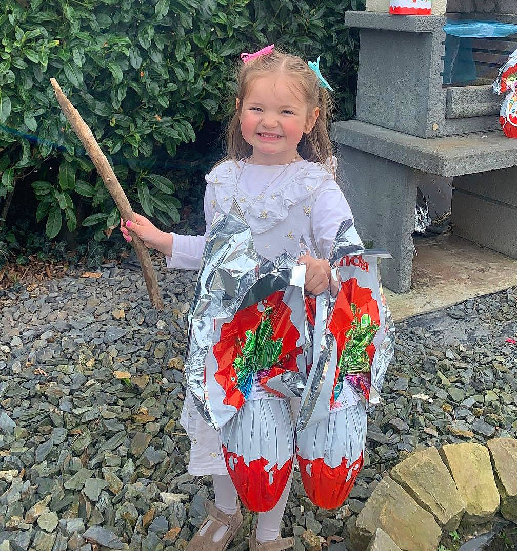 Laïa a rejoint le concours — aidez-le/la à gagner de superbes lots ! baby_toddler_clothing, botany, child, costume, day_dress, dress, event, eye, floral_design, flower, fun, grass, hair, happy, head, joy, pattern, people_in_nature, person, plant