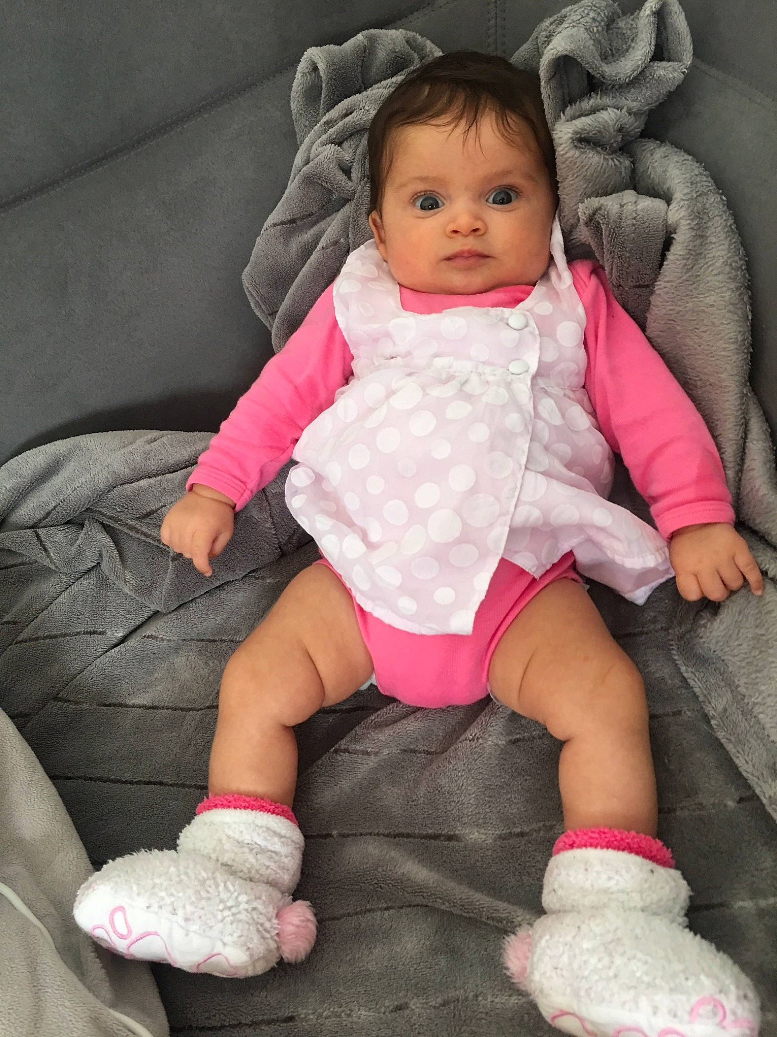 Arya participe au concours pour gagner de l'argent avec cette photo : baby, baby_toddler_clothing, beauty, cheek, child, person, pink, shoe, sitting, skin, toddler