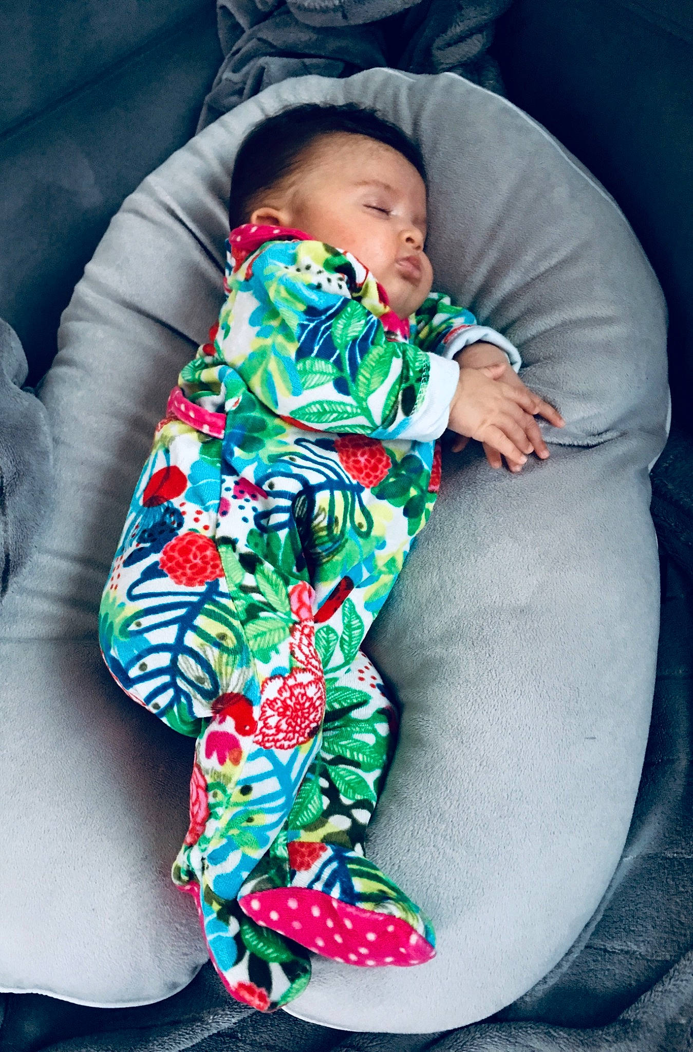 Arya a rejoint le concours — aidez-le/la à gagner de superbes lots ! baby, car_seat, child, leg, nap, person, sitting, sleep, toddler