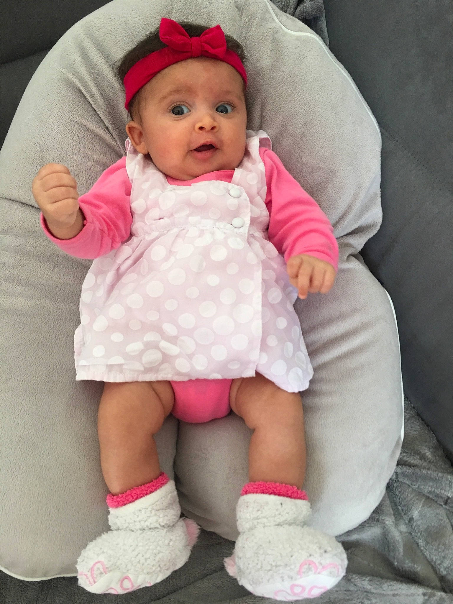 Arya a rejoint le concours — aidez-le/la à gagner de superbes lots ! baby, baby_products, baby_toddler_clothing, cheek, child, headgear, headwear, lip, person, pink, product, skin, surprise, toddler