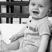 Gabin a rejoint le concours — aidez-le/la à gagner de superbes lots ! baby, bed, black_and_white, child, clothing, cute, face, foot, hand, happy, indoor, infant, mirror, monochrome, nirvana, portrait, reflection, sitting, smiling, wooden_headboard