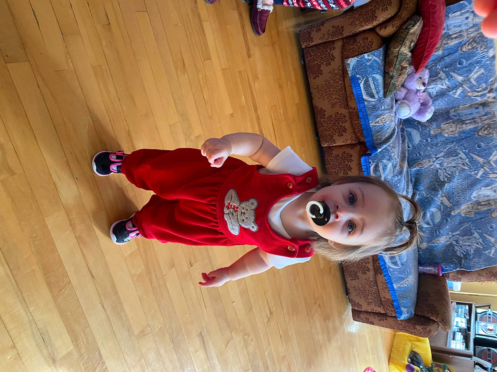 Hélena a rejoint le concours — aidez-le/la à gagner de superbes lots ! carmine, child, floor, flooring, fun, happy, hardwood, hat, leisure, person, room, smile, sportswear, t_shirt, thigh, toddler, toy, varnish, wood, wood_flooring