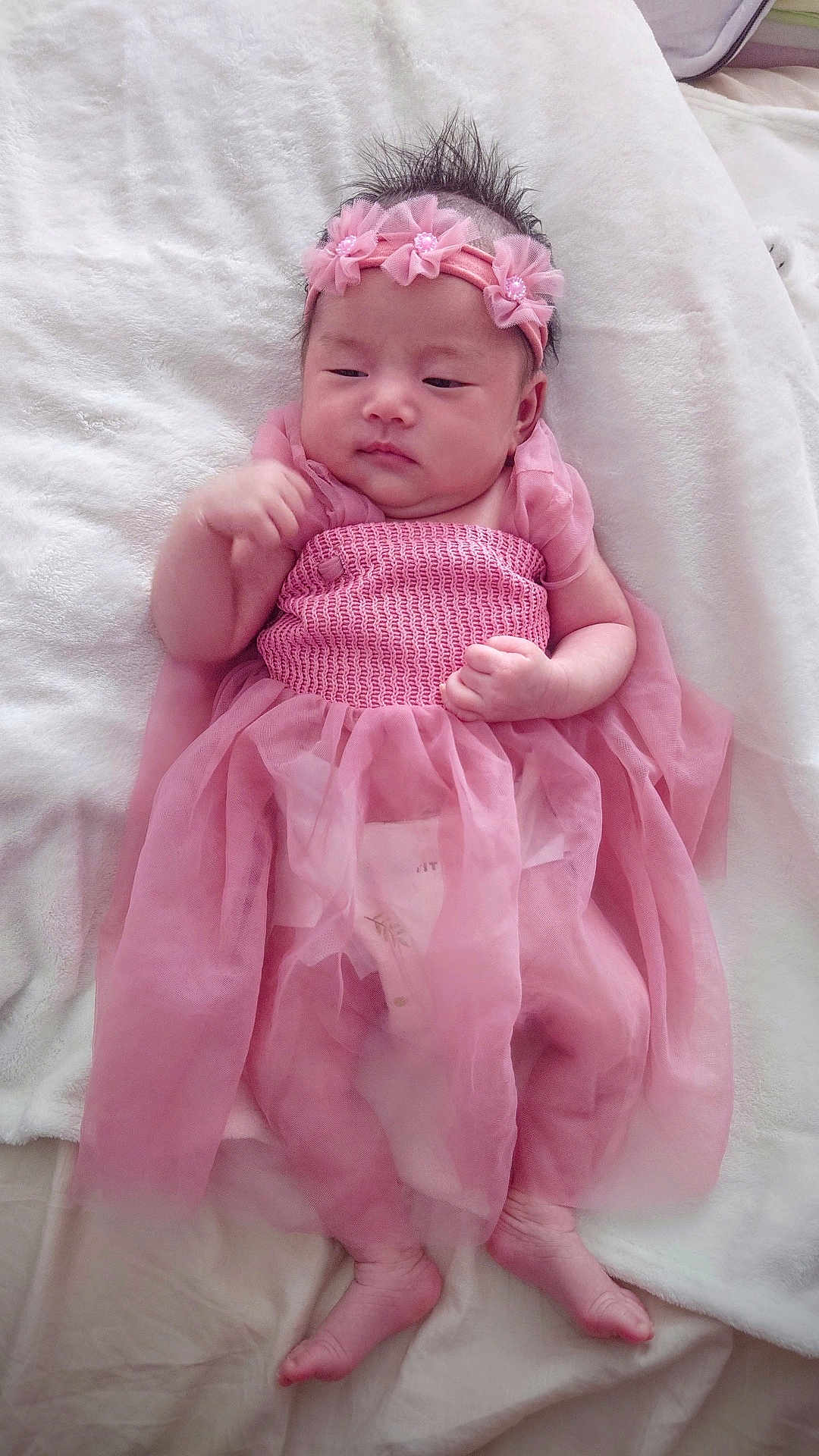 Ib Vang participe au concours pour gagner de l'argent avec cette photo : baby, infant, pink_dress, headband, blanket, soft_texture, lying_down, barefoot, small_hands, newborn, cute, indoors, portrait, sleepy, child, adorable, fabric, plush, resting, peaceful