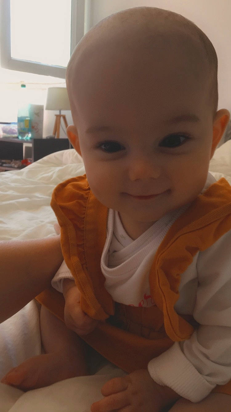 Mia a rejoint le concours — aidez-le/la à gagner de superbes lots ! baby_toddler_clothing, bib, cheek, chin, comfort, ear, eye, eyebrow, facial_expression, forehead, hand, human_body, iris, lip, mouth, neck, nose, person, skin, sleeve