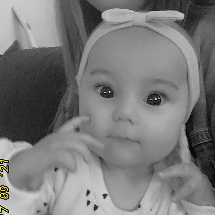 Mia a rejoint le concours — aidez-le/la à gagner de superbes lots ! baby, black, black_and_white, cheek, ear, eyebrow, eyelash, finger, forehead, gesture, happy, iris, jaw, lip, mouth, nose, person, photograph, skin, style