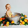 Abigaëlle a rejoint le concours — aidez-le/la à gagner de superbes lots ! toddler, child, smiling, metal_basin, water, yellow_swimsuit, orange, lemon, citrus_fruit, green_leaves, fruit_slices, happy, sitting, indoor, studio, portrait, cute, playful, summer, fresh