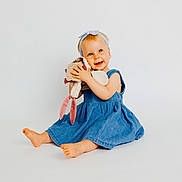 Abigaëlle participe au concours pour gagner de l'argent avec cette photo : toddler, child, blue_dress, headband, soft_toy, barefoot, smiling, sitting, studio, white_background, happy, cute, innocent, playful, portrait, baby, hands, feet, studio_lighting, clothing