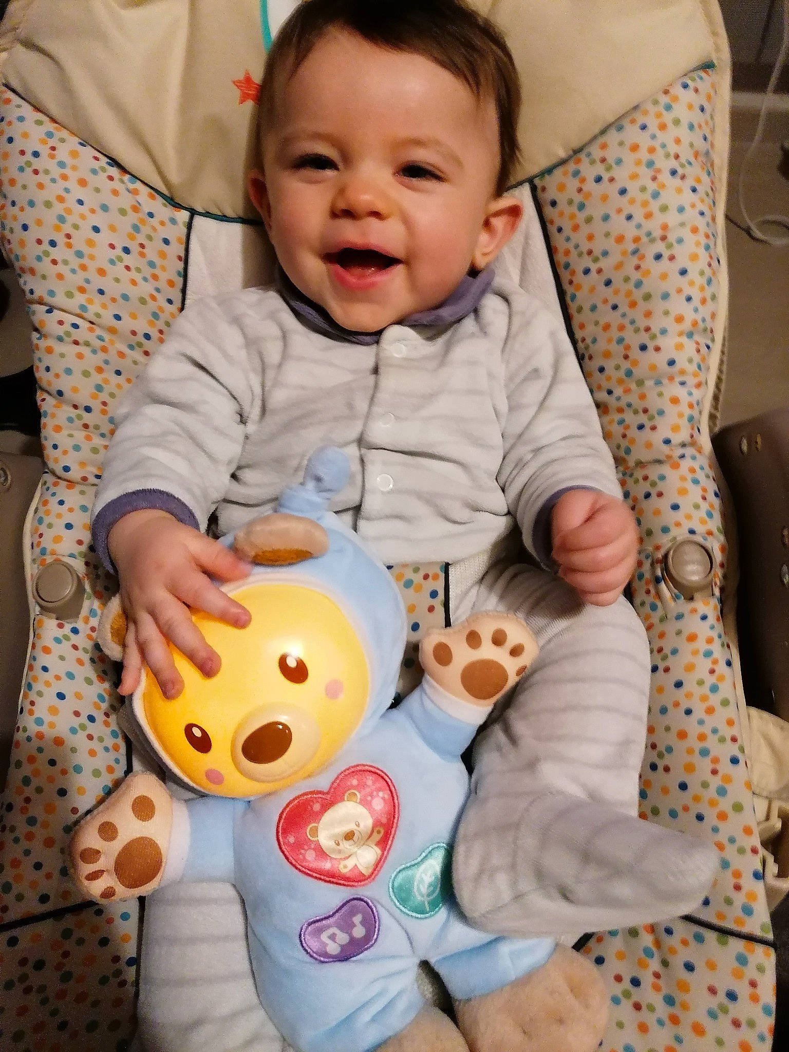 Silas participe au concours pour gagner de l'argent avec cette photo : baby, baby_playing_with_toys, baby_products, baby_safety, baby_toddler_clothing, baby_toys, child, comfort, human, linens, nightwear, nose, overall, person, play, polka_dot, product, toddler, toy