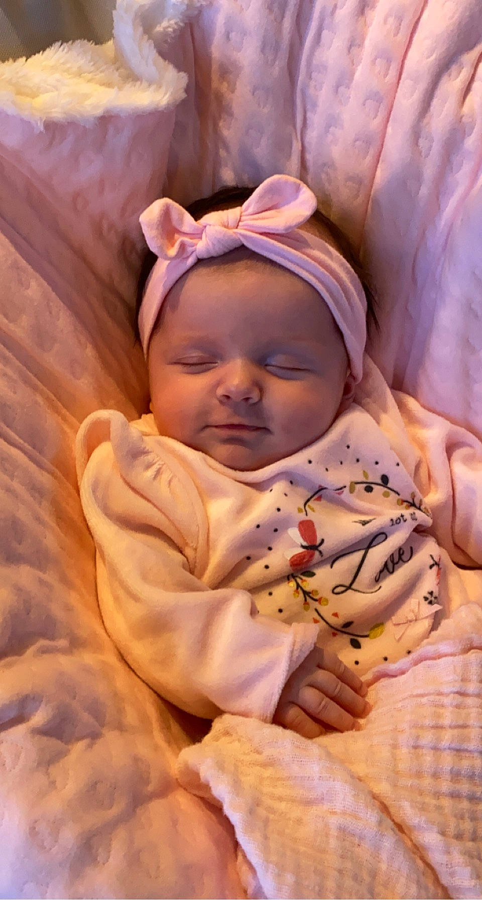 Margot participe au concours pour gagner de l'argent avec cette photo : baby, baby_products, baby_sleeping, baby_toddler_clothing, bedding, bedtime, blanket, cheek, child, comfort, happy, headwear, linens, nap, peach, person, room, sleep, thumb, toddler