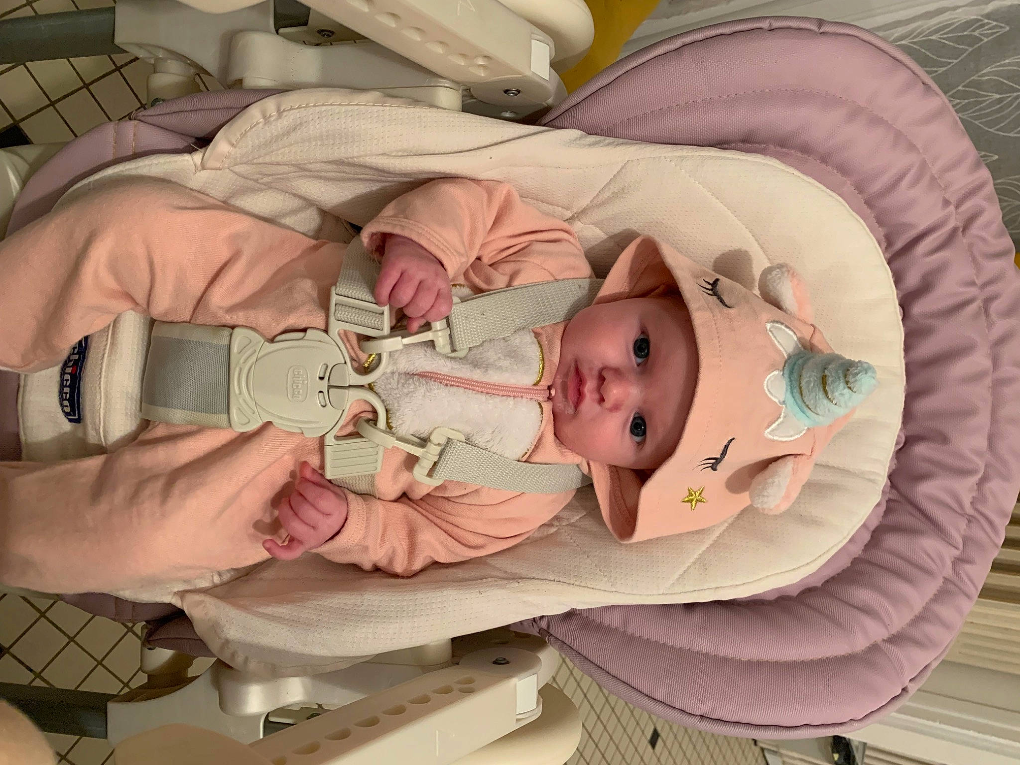 Lya a rejoint le concours — aidez-le/la à gagner de superbes lots ! arm, baby, baby_products, baby_toddler_clothing, cheek, child, comfort, eye, eyelash, finger, hand, headgear, headwear, human_body, linens, mouth, person, pink, product, room