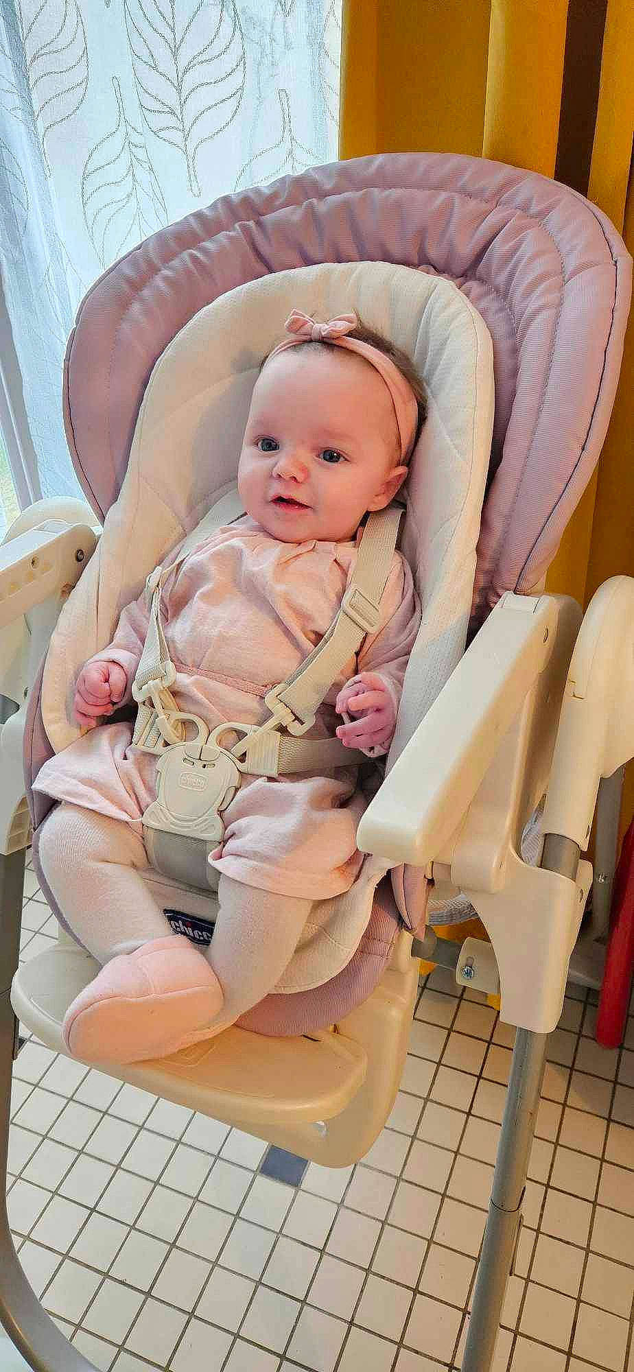 Lya a rejoint le concours — aidez-le/la à gagner de superbes lots ! baby, baby_carriage, baby_products, baby_safety, baby_sleeping, baby_toddler_clothing, car_seat, cheek, child, comfort, eye, human_leg, infant_bed, leg, person, pink, sitting, skin, thigh, toddler