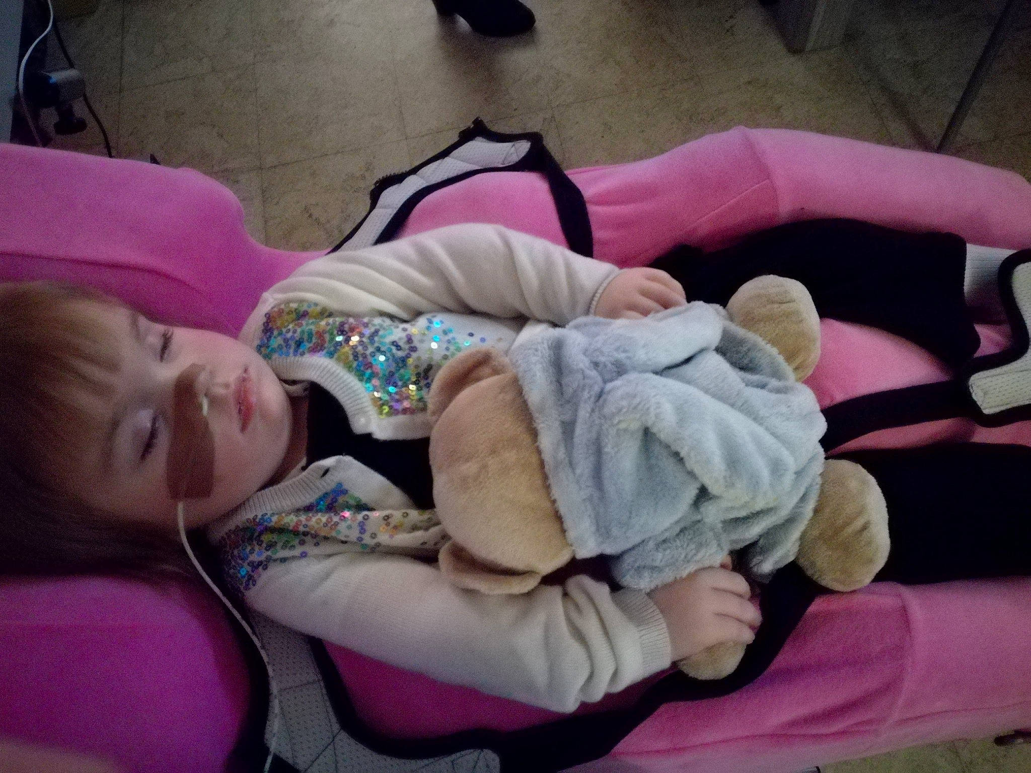 Célia a rejoint le concours — aidez-le/la à gagner de superbes lots ! baby, birth, child, comfort, hand, lap, mouth, nap, person, pink, sleep, toddler