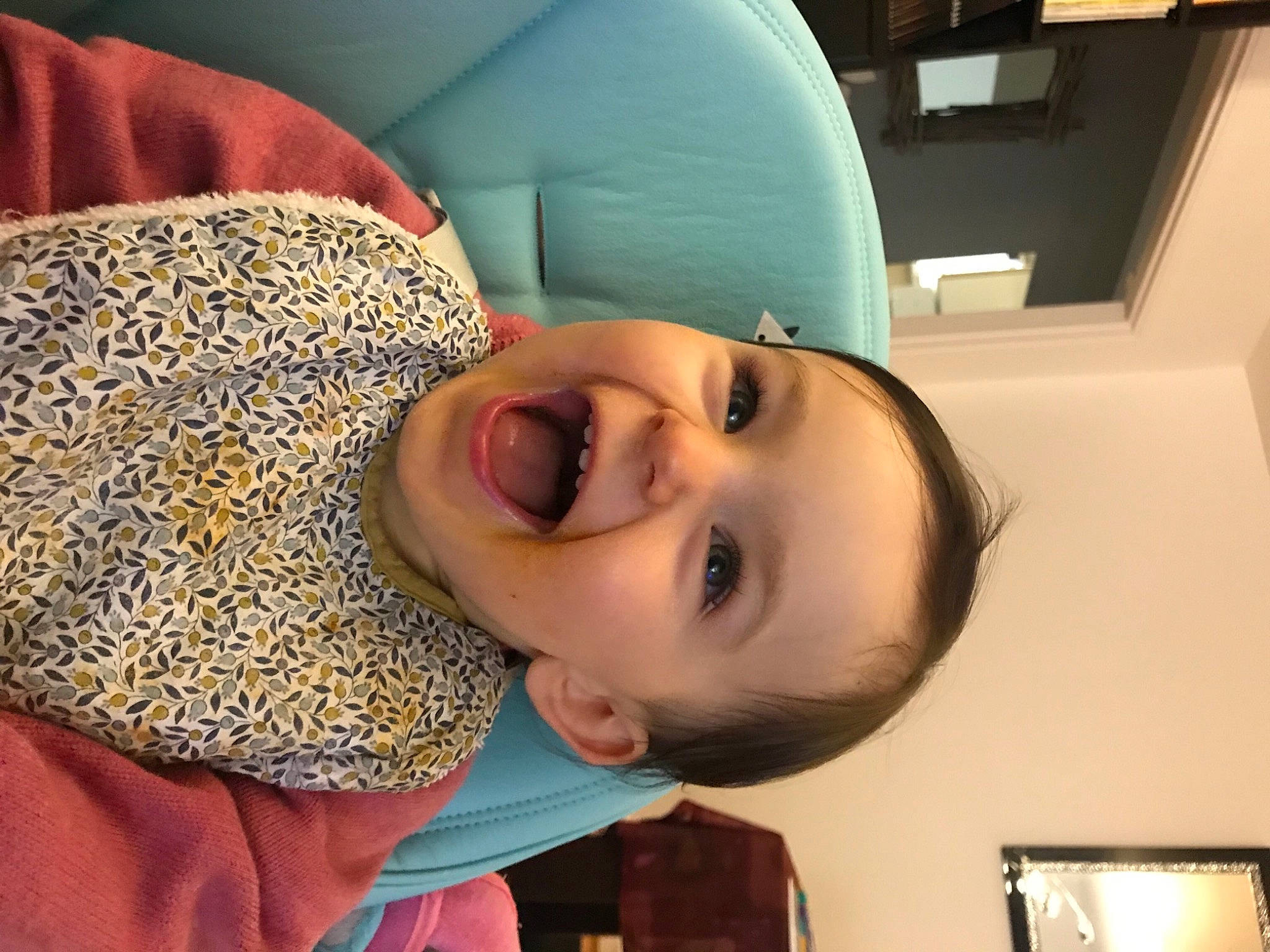 Calista participe au concours pour gagner de l'argent avec cette photo : arm, cheek, chin, eye, eyebrow, eyelash, facial_expression, forehead, hairstyle, happy, headgear, human_body, iris, jaw, lip, mouth, neck, nose, person, skin