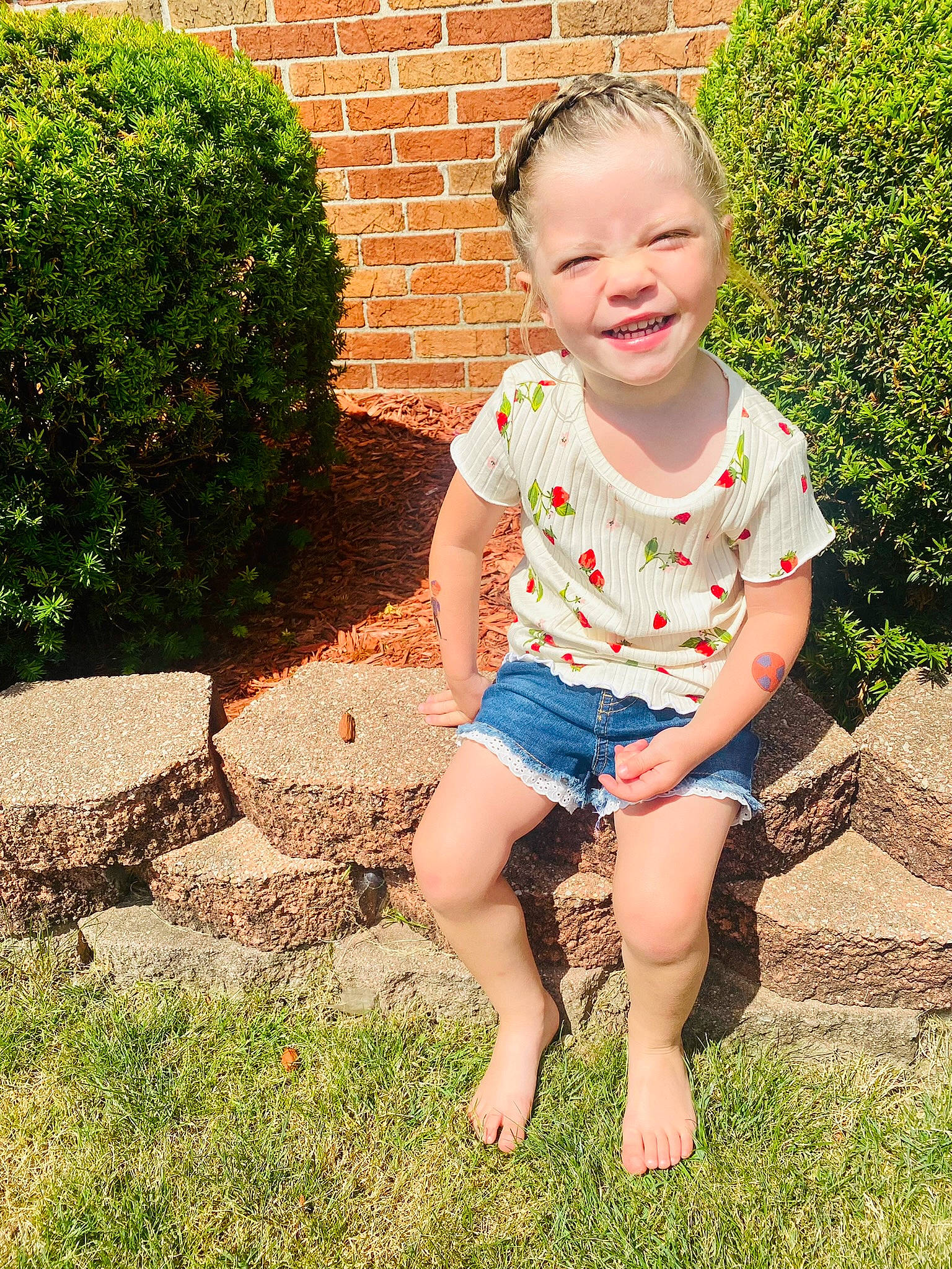 Milani is registered to the contest to win money with this photo: baby_toddler_clothing, barefoot, child, face, fun, garden, grass, grass_family, green, groundcover, happy, lawn, leaf, leisure, pattern, people_in_nature, person, plant, smile, t_shirt