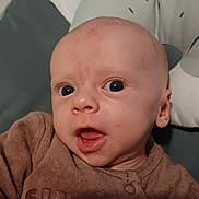 Noah a rejoint le concours — aidez-le/la à gagner de superbes lots ! baby, infant, face, eyes, mouth, clothing, onesie, cushion, soft, expression, skin, head, ear, indoors, child, young, person, portrait, cute, babywear