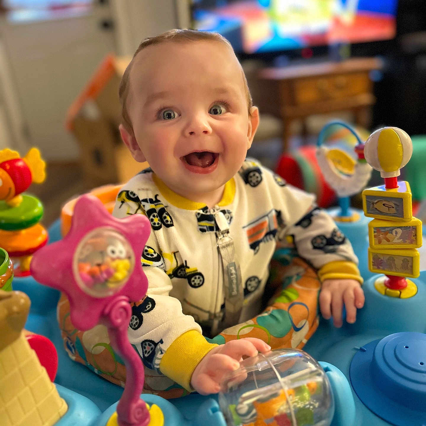 Elias is registered to the contest to win money with this photo: baby, bodypart, computerhardware, electronics, face, finger, furniture, hand, happy, hardware, head, indoors, monitor, person, photography, portrait, screen, smile, toy, tv