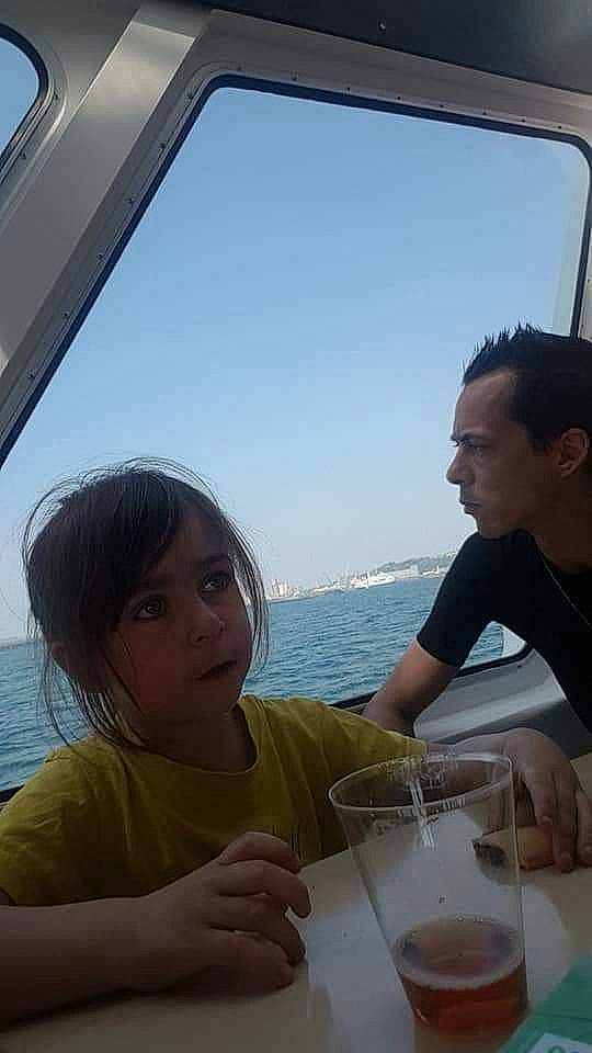 Kayna participe au concours pour gagner de l'argent avec cette photo : body_of_water, chin, drink, drinking, drinkware, eyewear, fun, happy, human, lake, leisure, person, sky, snapshot, summer, t_shirt, table, tableware, toddler, travel