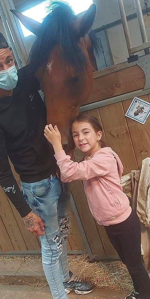 Kayna a rejoint le concours — aidez-le/la à gagner de superbes lots ! child, conversation, cool, denim, event, fun, gesture, hairstyle, happy, interaction, joint, joy, leg, leisure, mouth, person, room, sitting, t_shirt, thumb