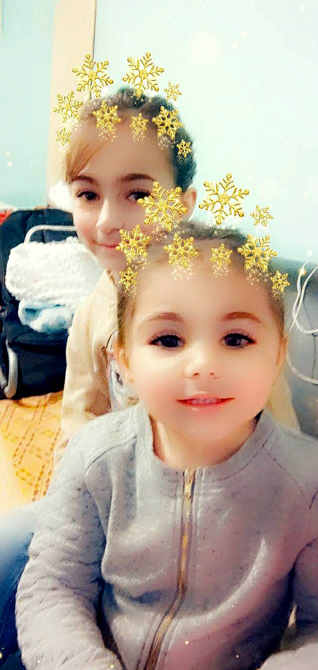 Kayna a rejoint le concours — aidez-le/la à gagner de superbes lots ! baby_toddler_clothing, cheek, dress, eye, eyebrow, eyelash, face, hairstyle, happy, head, headband, headgear, headpiece, iris, joy, organ, person, petal, photograph, pink