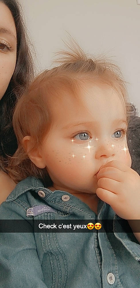 Camille participe au concours pour gagner de l'argent avec cette photo : baby, baby_toddler_clothing, cheek, child, chin, ear, eyelash, flash_photography, forehead, gesture, hairstyle, happy, iris, lip, mouth, nose, organ, person, skin, sleeve