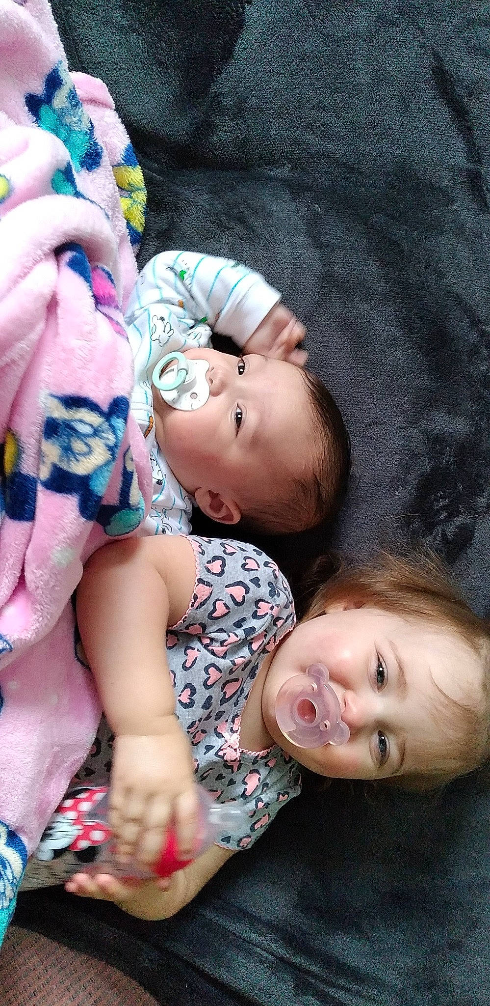 Gabriel a rejoint le concours — aidez-le/la à gagner de superbes lots ! baby_toddler_clothing, cheek, cool, eye, facial_expression, fun, hairstyle, happy, interaction, leg, lip, mammal, mouth, nose, person, product, red, skin, smile, toddler