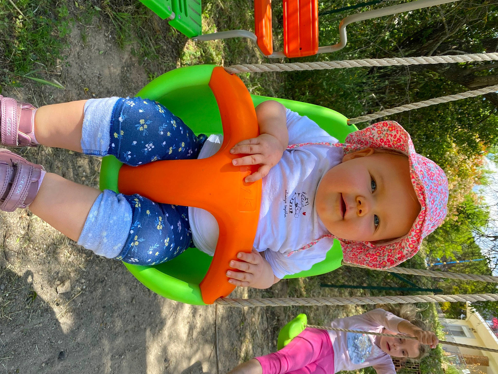 Giuliana a rejoint le concours — aidez-le/la à gagner de superbes lots ! baby, baby_toddler_clothing, child, clothing, fun, grass, green, happy, hat, headwear, human_leg, leisure, people_in_nature, person, plant, recreation, smile, spring, sun_hat, t_shirt