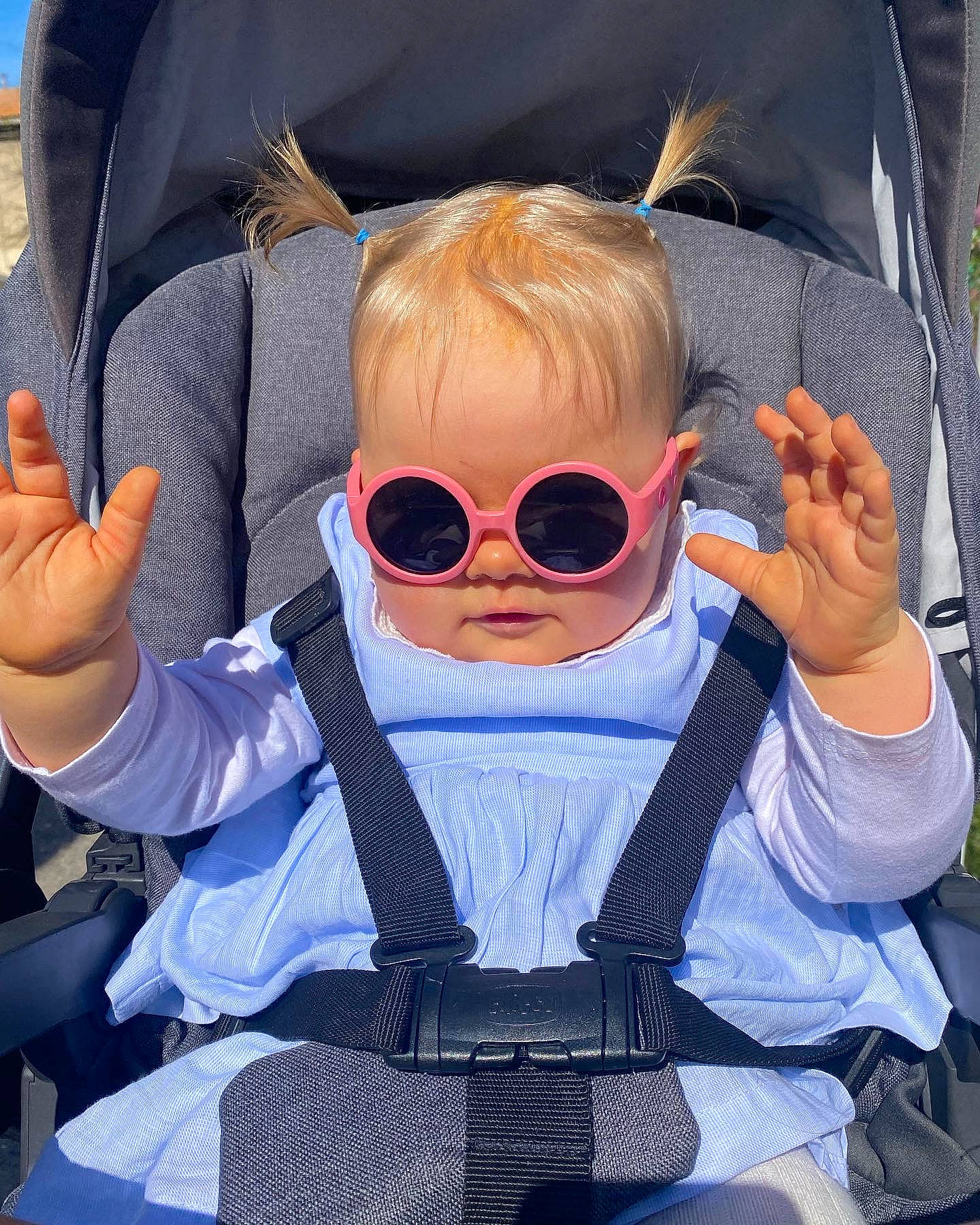 Giuliana participe au concours pour gagner de l'argent avec cette photo : baby_carriage, baby_toddler_clothing, car_seat, child, comfort, cool, eyewear, facial_expression, fun, gesture, glasses, goggles, person, personal_protective_equipment, product, seat_belt, sleeve, sunglasses, toddler, vision_care