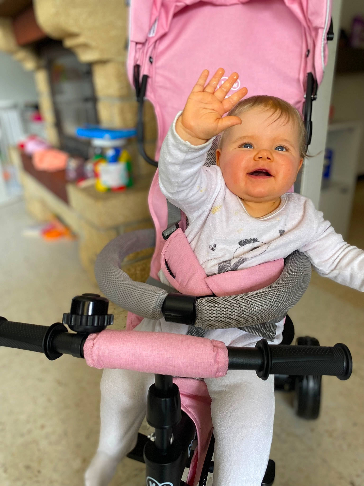 Giuliana a rejoint le concours — aidez-le/la à gagner de superbes lots ! arm, baby, baby_carriage, baby_products, baby_toddler_clothing, chair, child, comfort, finger, hairstyle, hand, happy, joint, knee, person, skin, smile, thigh, tire, toddler
