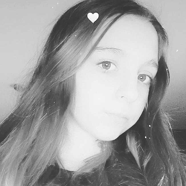 Karline a rejoint le concours — aidez-le/la à gagner de superbes lots ! beauty, black_and_white, black_hair, eyebrow, eyelash, feathered_hair, hairstyle, jaw, layered_hair, lip, long_hair, monochrome_photography, photo_shoot, portrait, portrait_photography, selfie, step_cutting, style, youth