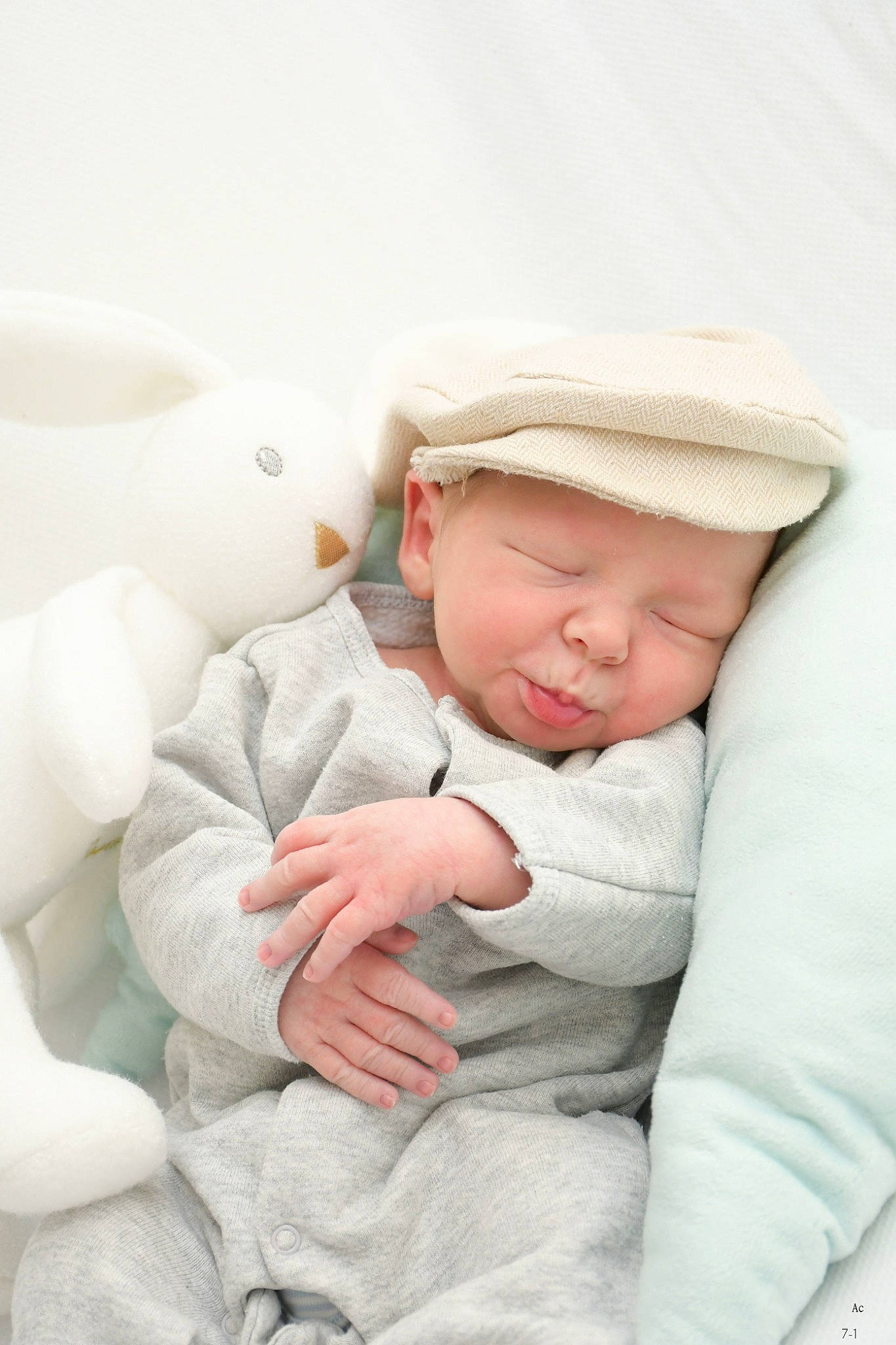 Tiago participe au concours pour gagner de l'argent avec cette photo : baby, baby_sleeping, baby_toddler_clothing, bedding, cap, child, comfort, fur, gesture, happy, headwear, linens, person, rabbit, rabbits_and_hares, sitting, skin, stuffed_toy, teddy_bear, textile