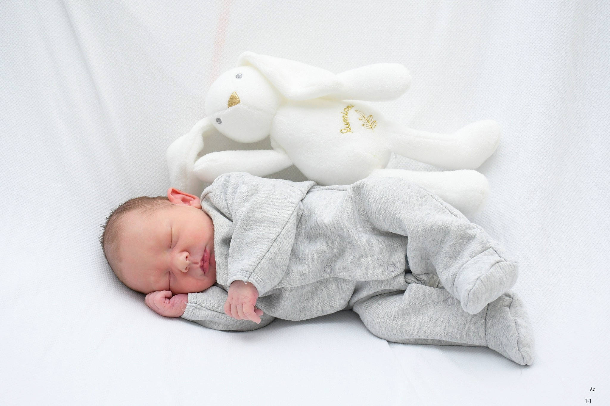 Tiago a rejoint le concours — aidez-le/la à gagner de superbes lots ! baby, baby_products, baby_sleeping, baby_toddler_clothing, child, comfort, finger, grey, hand, linens, person, room, sitting, skin, sleeve, stuffed_toy, teddy_bear, textile, toddler, toy