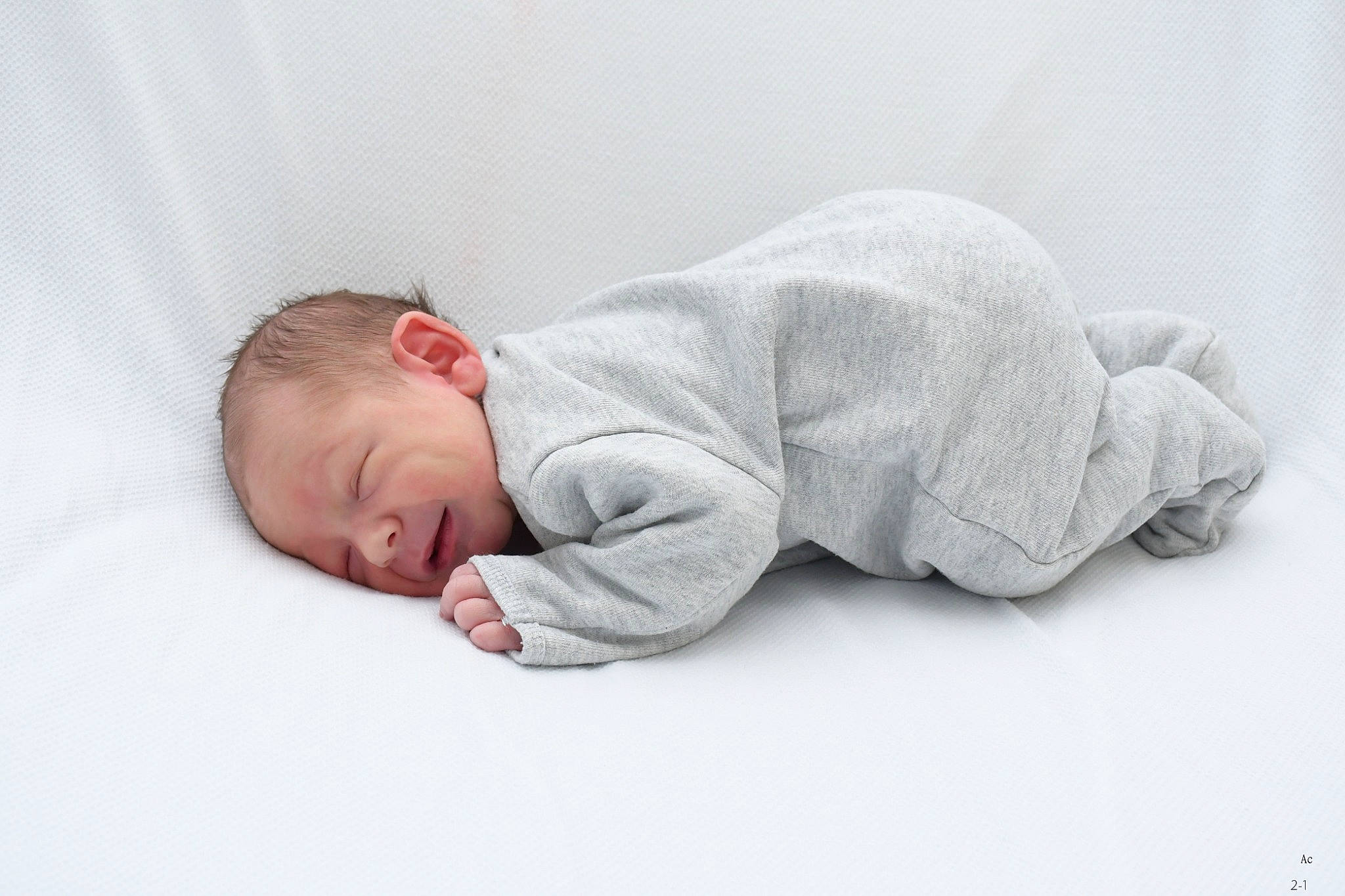 Tiago participe au concours pour gagner de l'argent avec cette photo : art, baby, baby_sleeping, baby_toddler_clothing, bedding, bedtime, child, collar, comfort, flooring, fur, human_body, linens, monochrome_photography, nap, person, portrait_photography, sitting, sleep, sleeve
