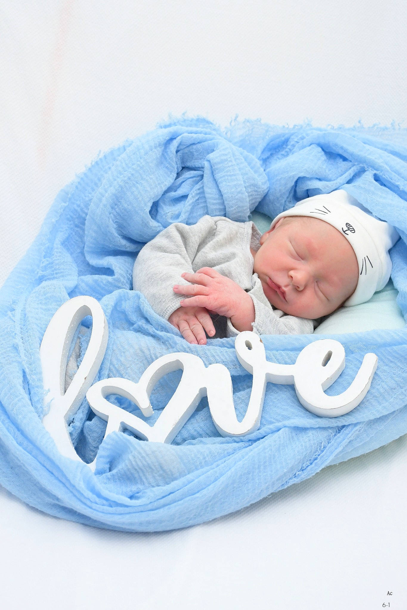 Tiago a rejoint le concours — aidez-le/la à gagner de superbes lots ! aqua, azure, baby, baby_products, baby_sleeping, baby_toddler_clothing, bedtime, child, comfort, electric_blue, fashion_accessory, font, grey, head, headgear, headwear, linens, pattern, person, sleeve