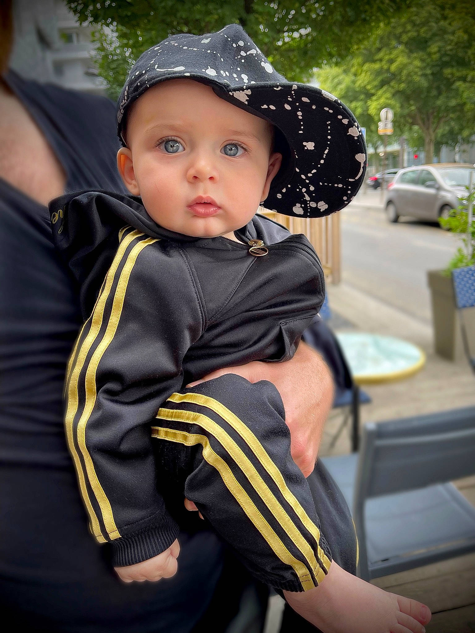 Luca a rejoint le concours — aidez-le/la à gagner de superbes lots ! baby, cap, child, costume_hat, fashion_accessory, flash_photography, fun, happy, hat, headgear, headwear, jewellery, leisure, person, personal_protective_equipment, sitting, sleeve, street_fashion, sun_hat, toddler