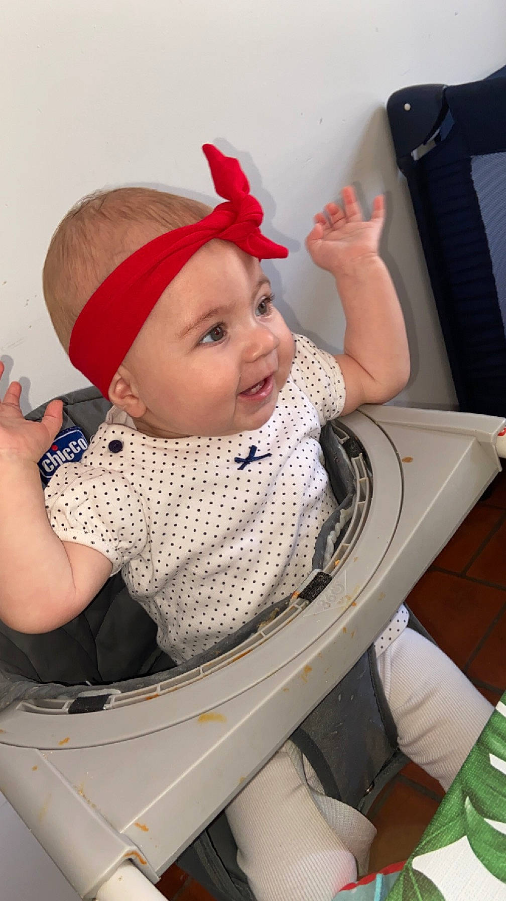 Ella participe au concours pour gagner de l'argent avec cette photo : baby, baby_carriage, baby_products, baby_safety, baby_toddler_clothing, beauty, cap, chair, child, comfort, costume_hat, fashion_accessory, fun, happy, hat, headband, headwear, lap, person, sitting