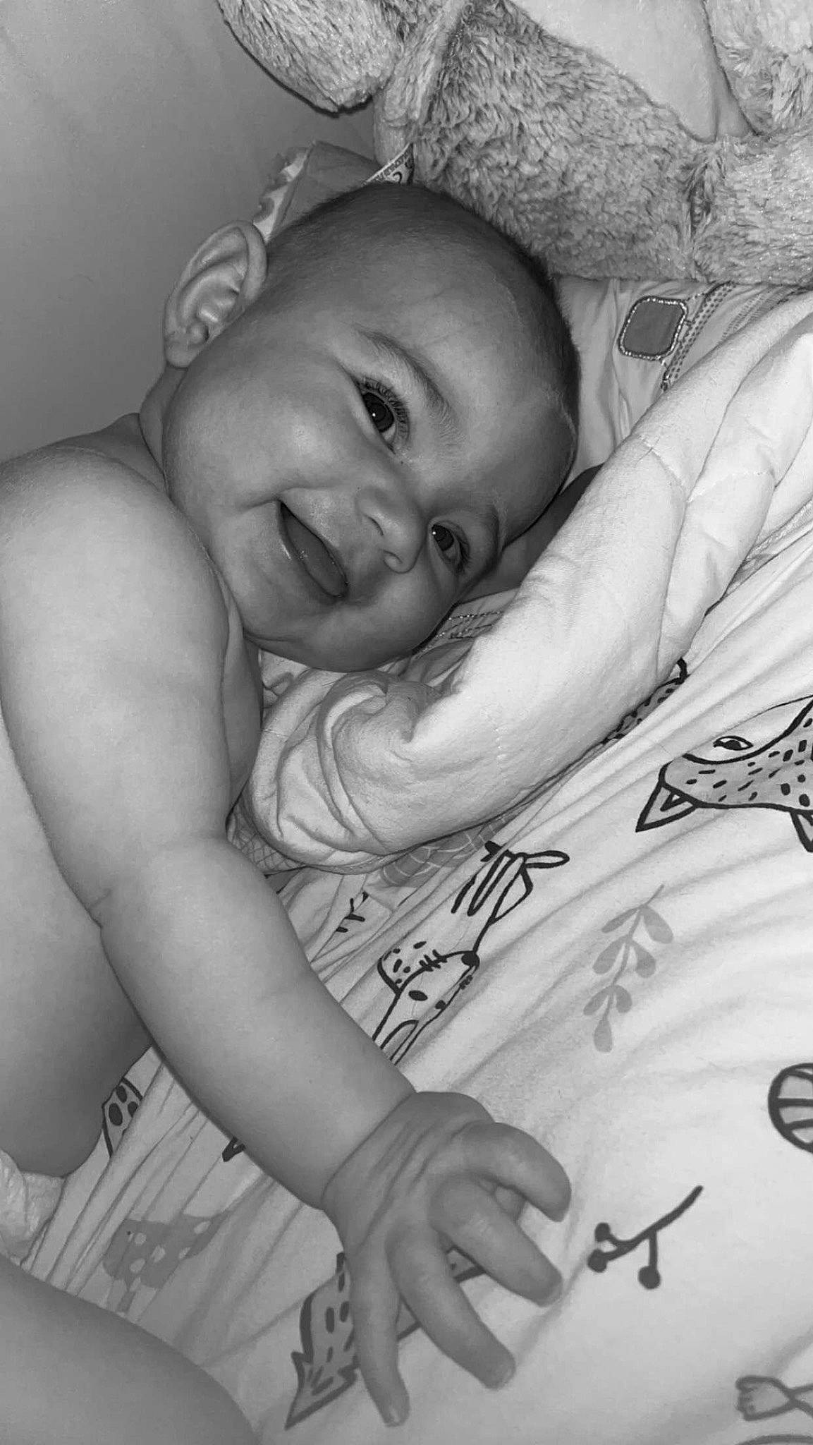 Ella a rejoint le concours — aidez-le/la à gagner de superbes lots ! arm, black, black_and_white, cheek, comfort, eye, eyebrow, finger, flash_photography, gesture, hand, happy, iris, mouth, nose, person, photograph, skin, smile, style