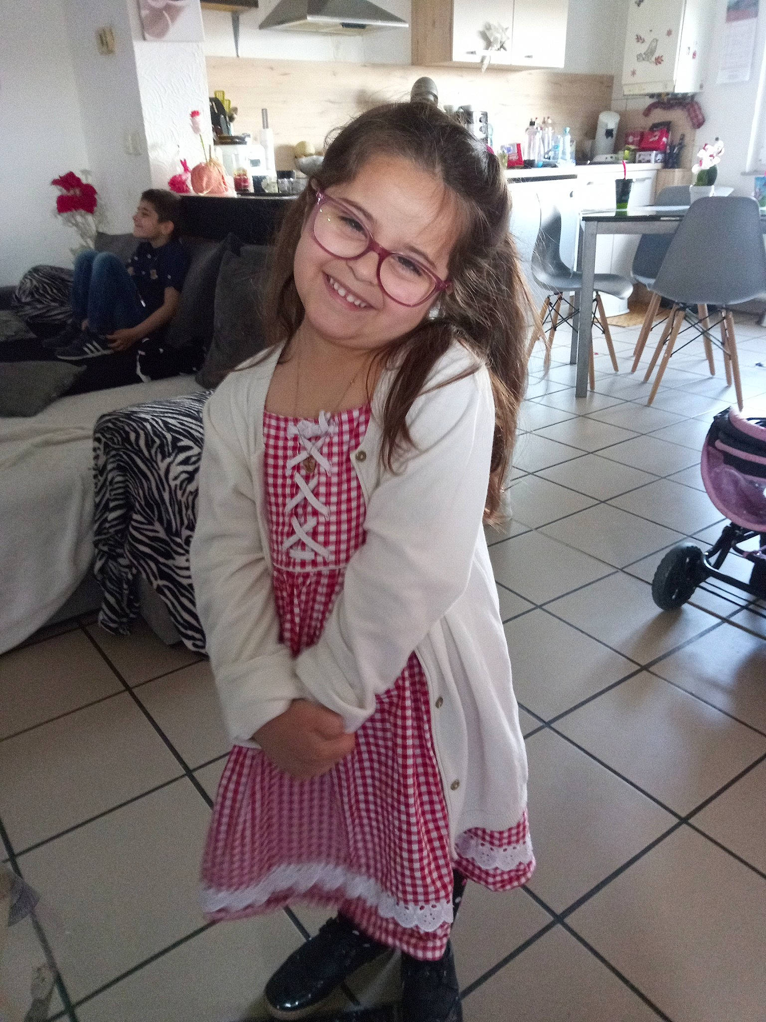 Chanel participe au concours pour gagner de l'argent avec cette photo : bag, black_hair, event, eyewear, fashion_design, flooring, fun, glasses, hairstyle, human_leg, joint, joy, luggage_and_bags, person, skin, sleeve, smile, street_fashion, thigh, trunk