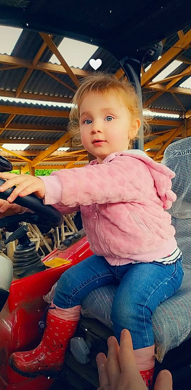 Clarisse a rejoint le concours — aidez-le/la à gagner de superbes lots ! baby_toddler_clothing, cheek, child, city, denim, fun, happy, human_leg, jeans, lap, leisure, mammal, person, play, product, public_space, recreation, sitting, skin, toddler