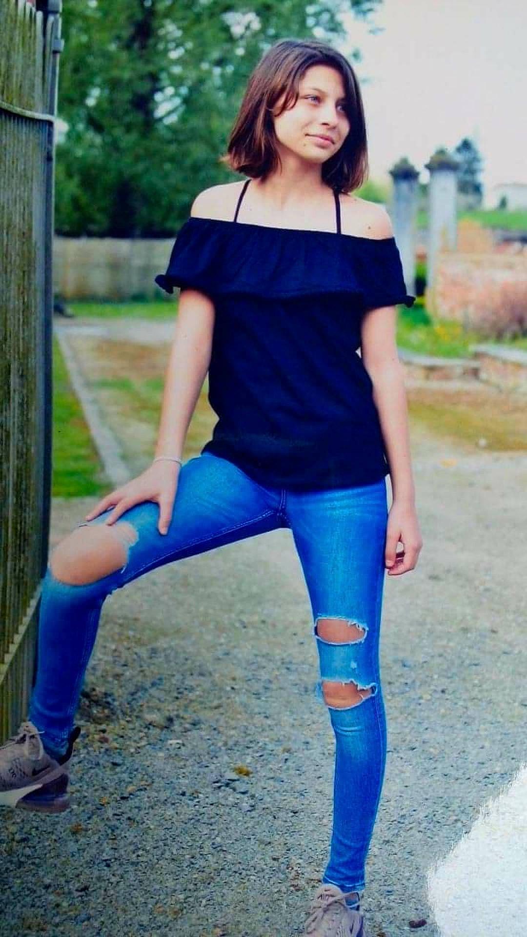 Lauryne a rejoint le concours — aidez-le/la à gagner de superbes lots ! blue, clothing, cobalt_blue, denim, electric_blue, fashion_accessory, fashion_model, footwear, girl, jeans, joint, leg, leggings, long_hair, person, shoulder, snapshot, standing, thigh, tights