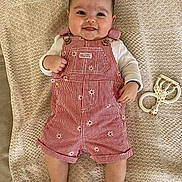 Marla a rejoint le concours — aidez-le/la à gagner de superbes lots ! baby, smiling, overalls, striped_clothing, toy, giraffe_toy, blanket, floor, happy, infant, cute, child, laying_down, teething_toy, patterned_clothing, indoors, person, small_child, playtime, expression