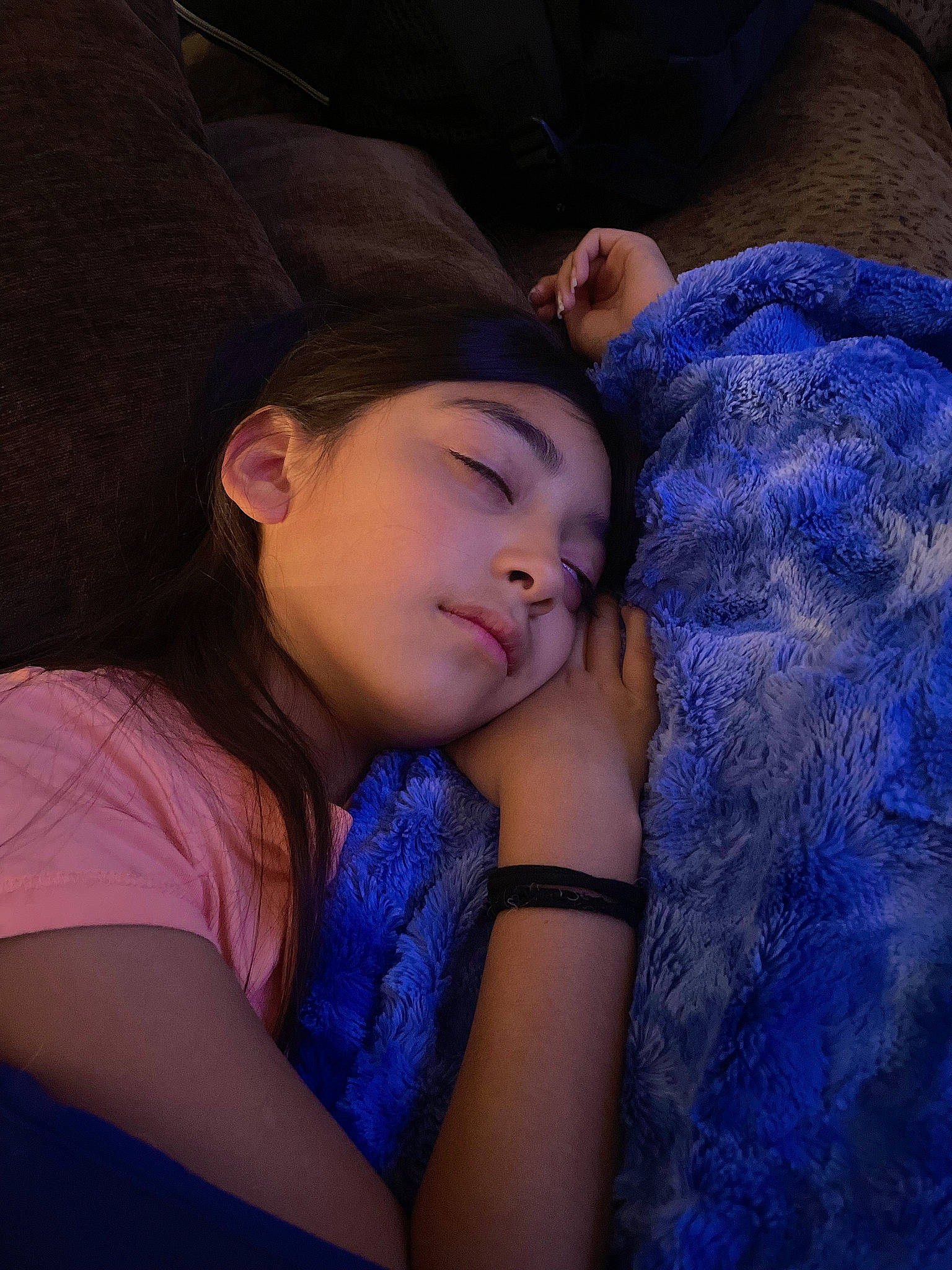 Eliciana is registered to the contest to win money with this photo: black_hair, blue, bracelet, child, comfort, darkness, electric_blue, event, finger, flash_photography, fun, gesture, happy, human_leg, jewellery, magenta, person, portrait_photography, purple, sitting