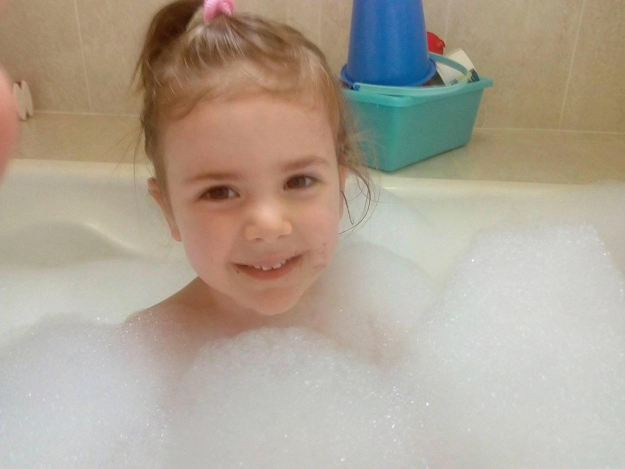 Augustine participe au concours pour gagner de l'argent avec cette photo : baby, baby_bathing, bathing, bathtub, beauty, cheek, child, eye, eyebrow, face, facial_expression, foam, forehead, fun, hair, head, joy, nose, person, skin