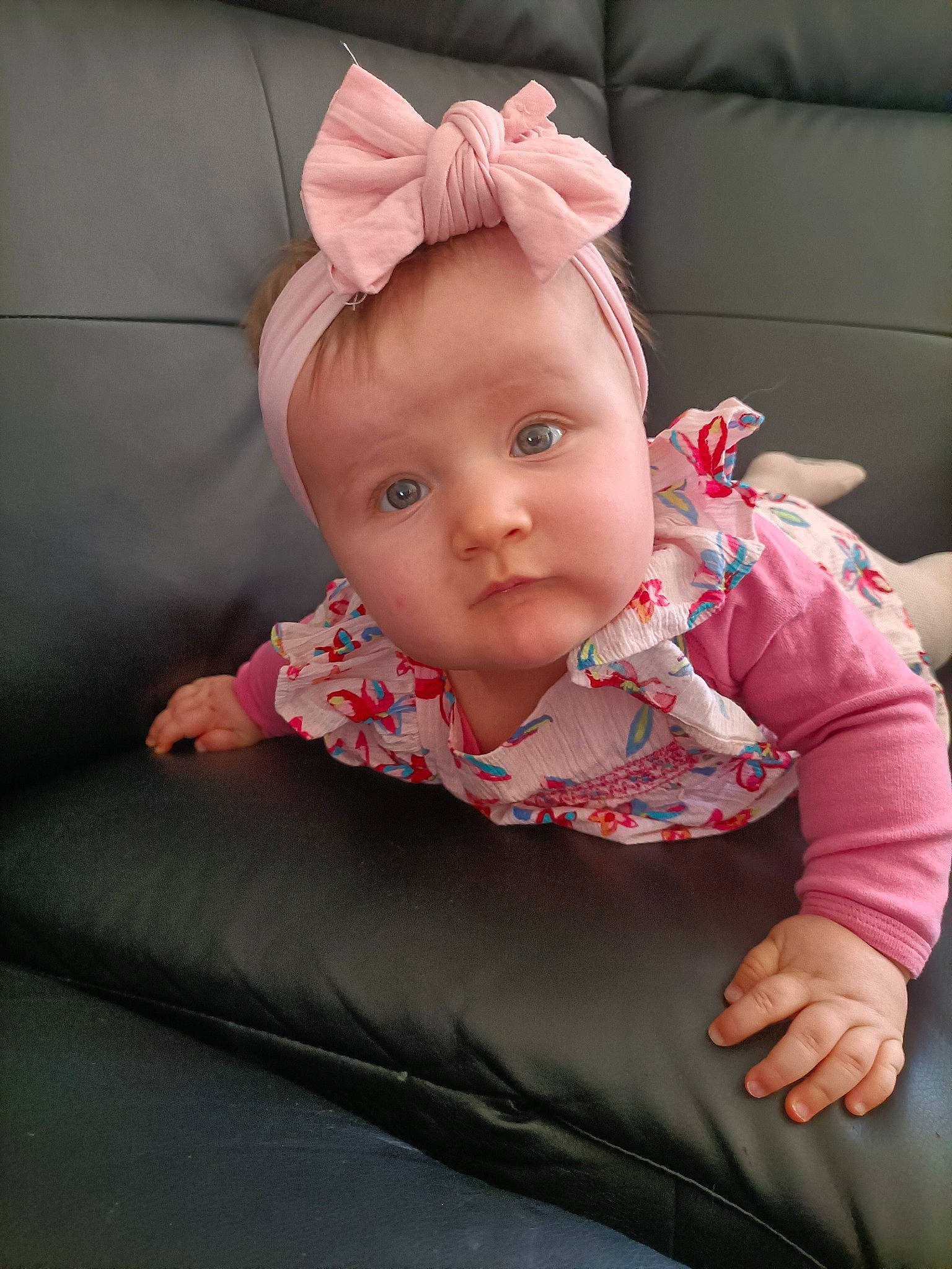 Kim a rejoint le concours — aidez-le/la à gagner de superbes lots ! baby, baby_toddler_clothing, carmine, cheek, child, comfort, costume_hat, fashion_accessory, happy, headband, headpiece, linens, magenta, pattern, person, pink, sitting, skin, sleeve, textile